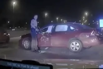 الشرطي يحاول يساعد شخص صار عليه حادث على الطريق السريع، وش رايك هل كان تصرف الشرطي صحيح ولو انك مكانه وش راح تسوي