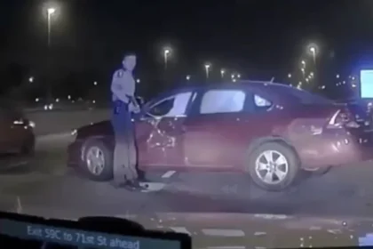 الشرطي يحاول يساعد شخص صار عليه حادث على الطريق السريع، وش رايك هل كان تصرف الشرطي صحيح ولو انك مكانه وش راح تسوي