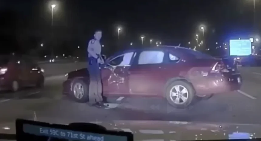 الشرطي يحاول يساعد شخص صار عليه حادث على الطريق السريع، وش رايك هل كان تصرف الشرطي صحيح ولو انك مكانه وش راح تسوي